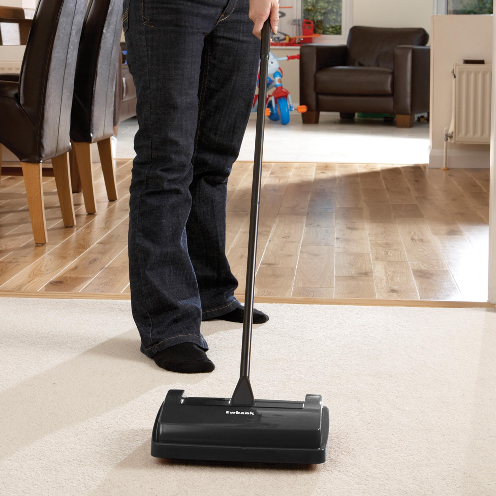 Ewbank 525 Manual Floor and Carpet Sweeper, Lightweight Speedsweep Floor Cleaner with Low Profile Body to Reach Under Furniture, Ridged rubberised tyres, Black